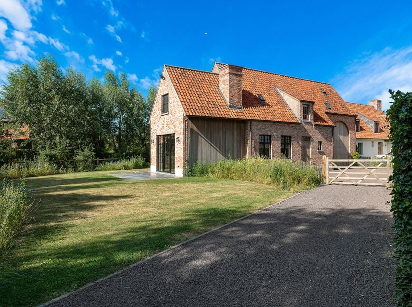 De woning is gelegen aan het einde van een doodlopende straat in Moerkerke. Dé ideale plaats voor wie van de rust wil genieten en graag buurtwinkels i