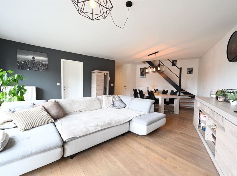 Op zoek naar een ruim en instapklaar duplex appartement op topligging? Dit prachtige appartement in het centrum van Herselt combineert ruimte, comfort