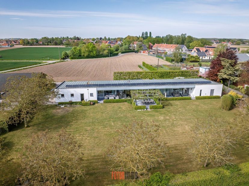 www.egaalstraat26.be<br />
In ’95 werd een weldoordacht bouwplan uitgewerkt met licht en ruimte als uitgangspunt. Het resultaat, een eerder modernisti