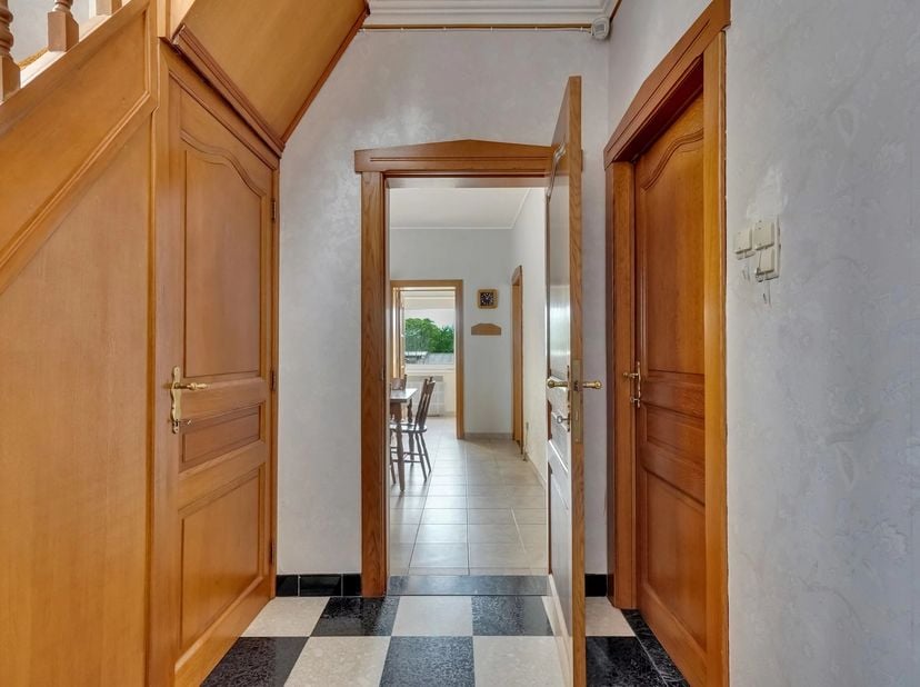 Rustig en landelijk gelegen in de Sint-Antoniusstraat 2A te 3770 Valmeer (Riemst), bevindt zich deze zeer goed onderhouden halfopen bebouwing met tal