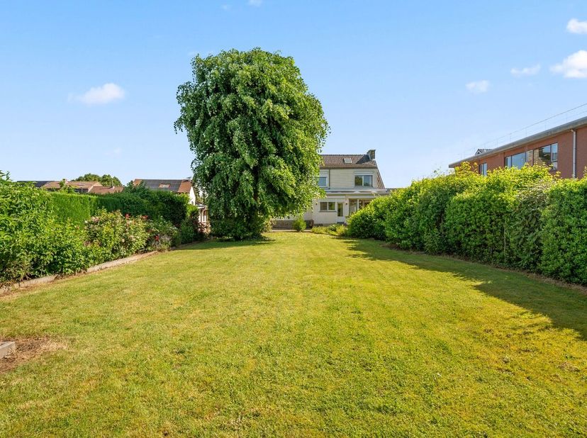 Ontdek deze uitzonderlijk ruime halfopen woning met het gevoel van een open bebouwing, gelegen op een mooi perceel met zuidwest-georiënteerde tuin waa
