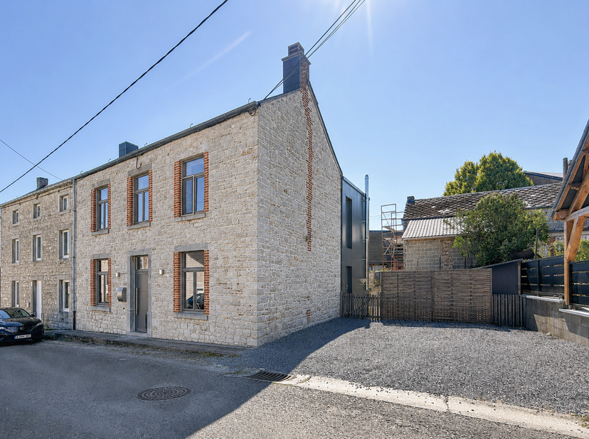 À découvrir sans tarder : cette ravissante maison en pierre du pays, où le charme de l’authenticité s’allie harmonieusement au confort contemporain.<b