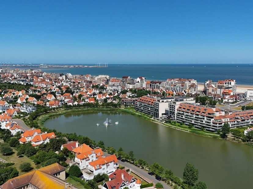 Uniek aanbod: gelegen op een uitzonderlijke locatie in het hart van Knokke, met een prachtig frontaal zicht op het Zegemeer, bevindt zich deze te reno