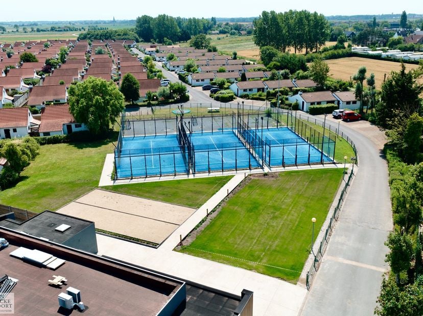 Uitzonderlijk horeca- en padelconcept met onder meer een horecagelegenheid van 247m² met zonnig terras, padel- en petanqueterreinen en een groene tuin