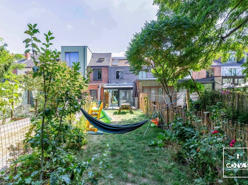 Wenst u rustig te wonen omgeven door groen en in de nabijheid van het Gentse stadcentrum? Dan is deze perfect instapklare woning zeker een bezoek waar