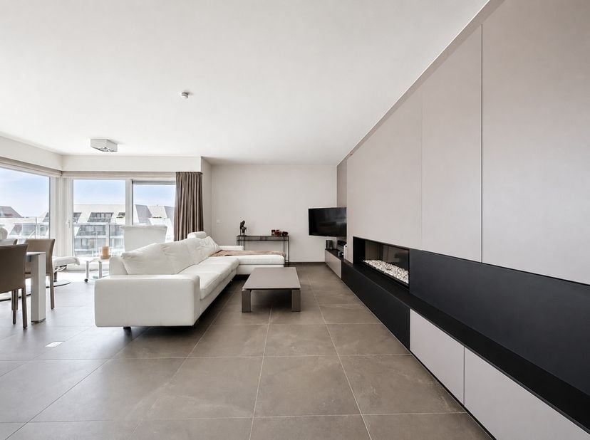 Lichtrijk en zon-georiënteerd duplexappartement met kwalitatieve afwerking en twee ruime zonneterrassen. Ideaal gelegen tussen de jachthaven en de zee