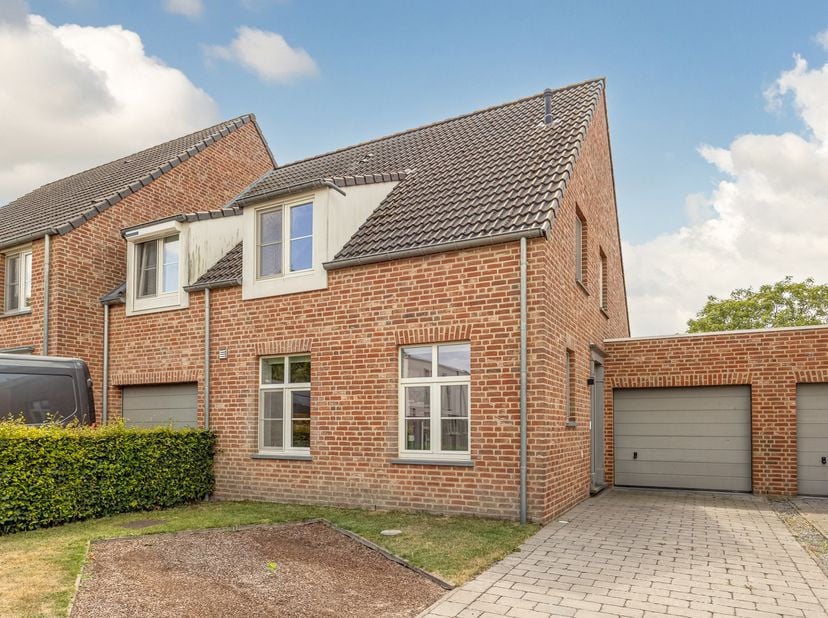 Deze verzorgde woning is zeer rustig gelegen in Gierle, met winkels, openbaar vervoer en horecazaken op korte afstand. Dankzij de vlotte verbinding na
