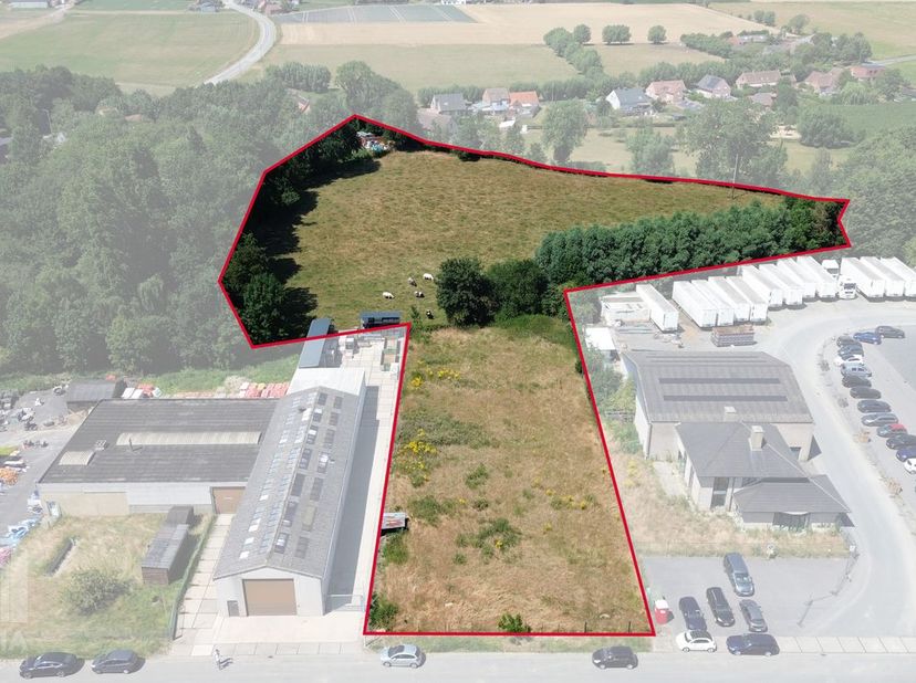Goed gelegen perceel industrieterrein met een totale oppervlakte van +/- 15.398 m² te koop in Zedelgem.<br />
Het terrein is gesitueerd in een zone vo