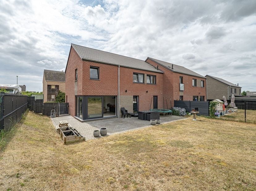 Hélécine, situation calme et familiale tout en étant non loin des facilités pour cette superbe maison de 1ère occupation construite en 2022. Cette mai