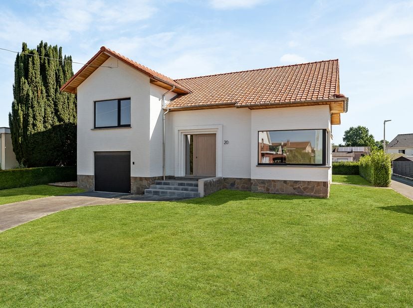 Deze stijlvol gerenoveerde OPEN bebouwing combineert authentieke elementen met hedendaags wooncomfort. De woning uit 1964 werd grondig vernieuwd met o