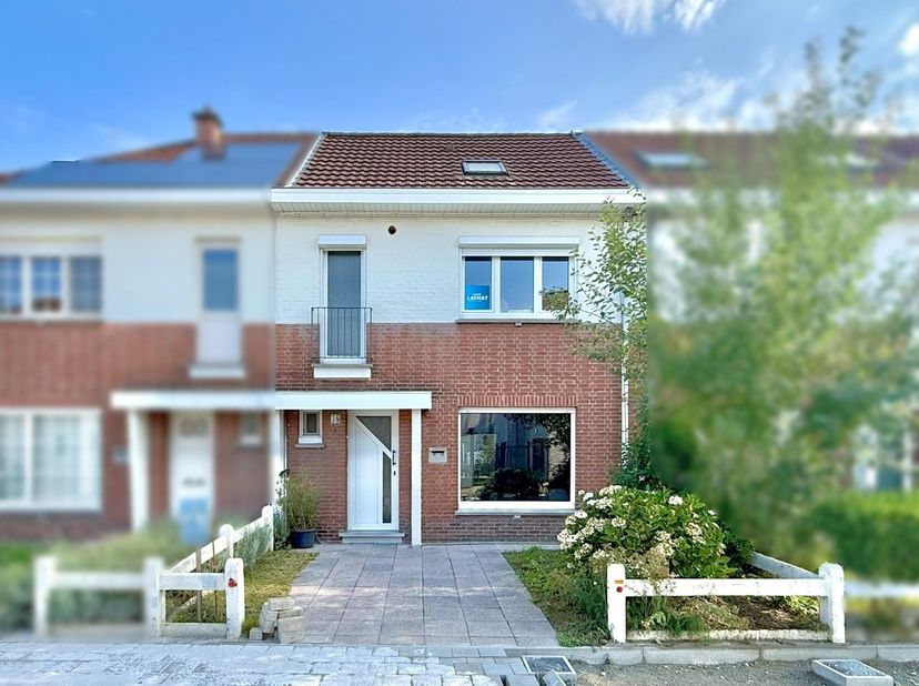 Gerenoveerde instapklare woning met tuin in rustige buurt nabij het centrum van Ruisbroek.<br />
Indeling (totale benutbare oppervlakte 150m²): kelde