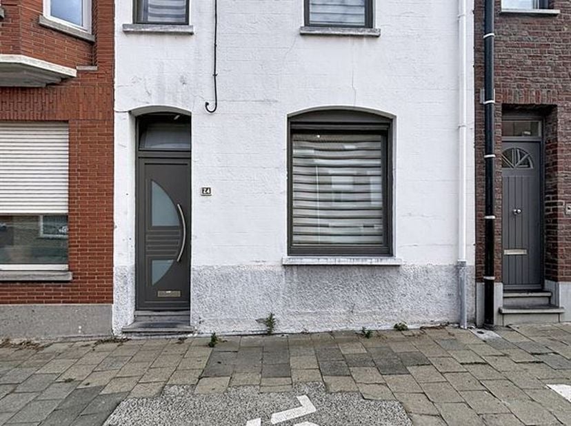 Habitation aux beaux volumes, en bon état d'entretien.<br />
Dès l'entrée, un hall spacieux vous accueille et dessert un lumineux séjour ainsi qu'une