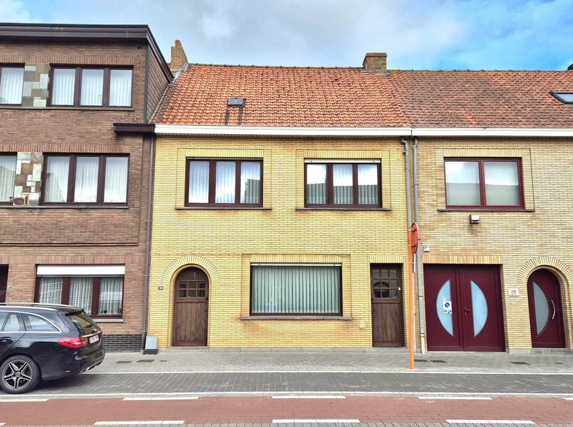 Op zoek naar een woning die u volledig naar eigen smaak kan inrichten? Deze ruime woning, gelegen op een gunstige locatie tussen Westende en Lombardsi