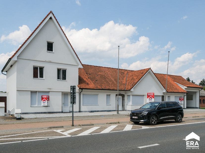 Gelegen op een groene zichtlocatie dicht bij de Nederlandse grens en bij diverse invalswegen richting omliggende Belgische gemeenten en Nederland. Het