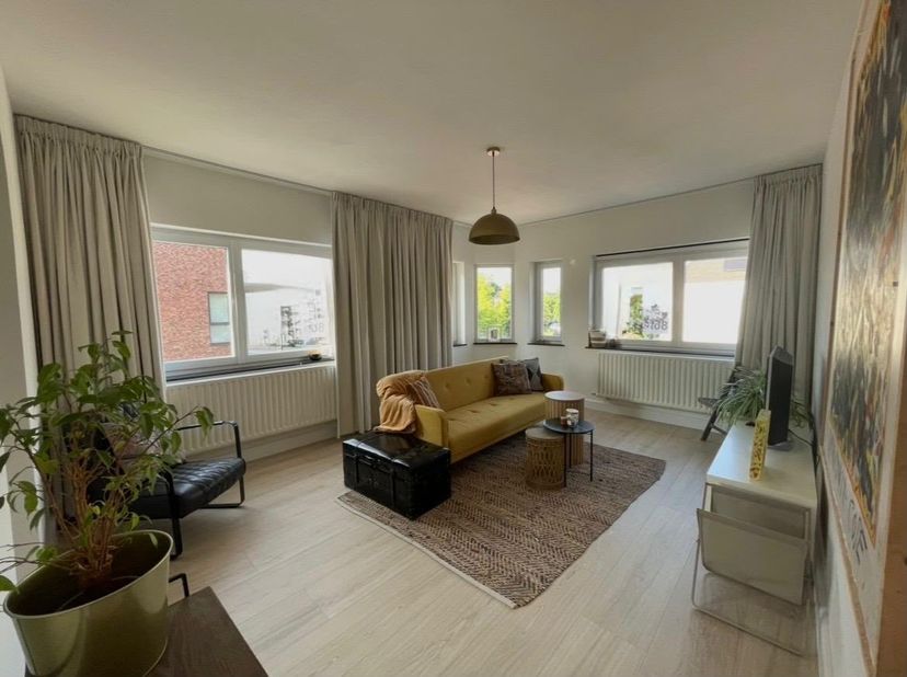 KARAKTERVOL EN INSTAPKLAAR APPARTEMENT MET TUIN, CARPORT EN RUIME ZOLDER<br />
Ruimte en karakter op een uitstekende locatie in Zonhoven. Dit gerenove