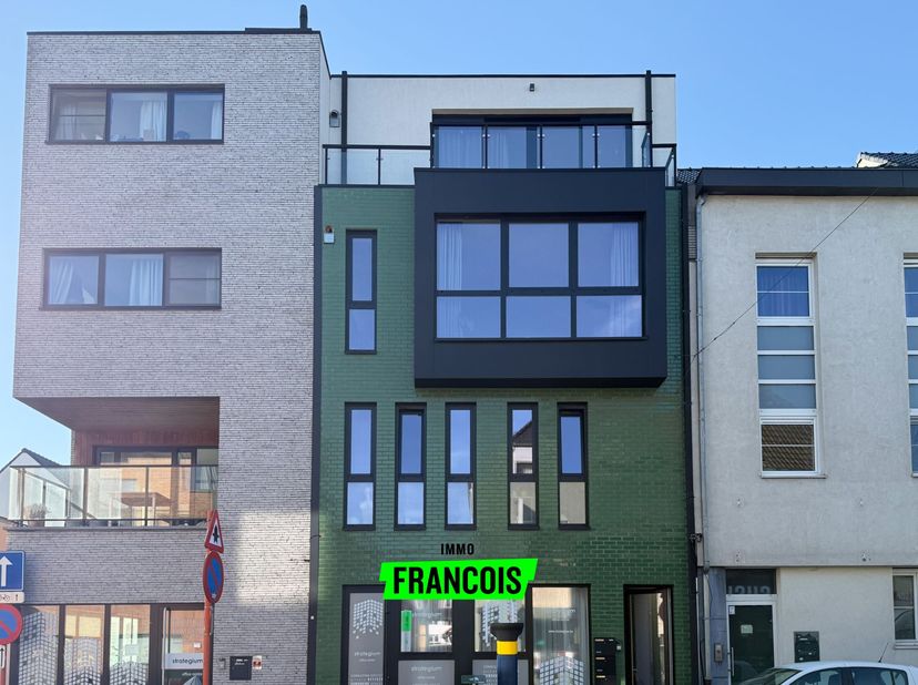Gelegen langs de Zwijnaardsesteenweg bevindt dit appartement zich op een strategische locatie met een vlotte verbinding naar het centrum van Gent. In