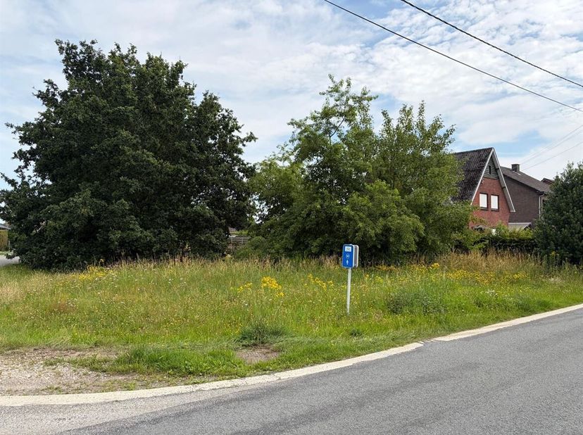 Grond voor vrijstaande woning te koop. <br />
De grond is gelegen in een uiterst rustige en groene omgeving in het gehucht Hoeven te Pelt.<br />
De ge