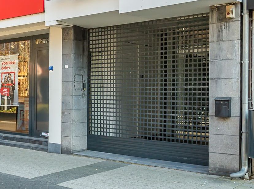 Veelzijdig handelspand op toplocatie in het centrum van Lanaken<br />
<br />
Centraal gelegen met maximale zichtbaarheid<br />
<br />
Dit handelspand
