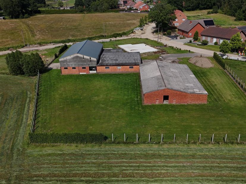 Unieke opportuniteit voor wie op zoek is naar een ruim perceel met een vergund bouwproject en uitgebreide opslagmogelijkheden.<br />
<br />
Het percee