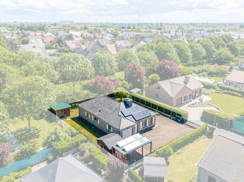 Deze charmante bungalow bevindt zich in een rustige straat binnen een aangename villawijk in Blankenberge. De woning geniet van een uitstekende liggin