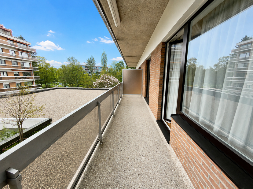 Trianon Invest biedt u met veel plezier dit prachtige appartement van 62 m² aan, gelegen op de 1e verdieping van de luxe serviceflat Parc d'Italie, ee