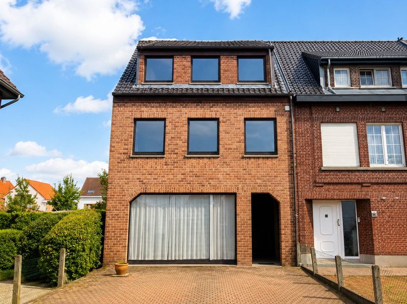 Ideale woning met commerciële mogelijkheden in het hart van Ternat. Bent u op zoek naar een veelzijdig pand met tal van mogelijkheden? Deze ruime eeng