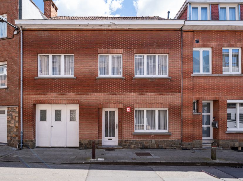 AUDERGHEM, ideaal gelegen nabij alle voorzieningen, eengezinswoning (6 slpks / 1 badkamer / 1 douchekamer) van ca. 199 m² bebouwde oppervlakte (volgen