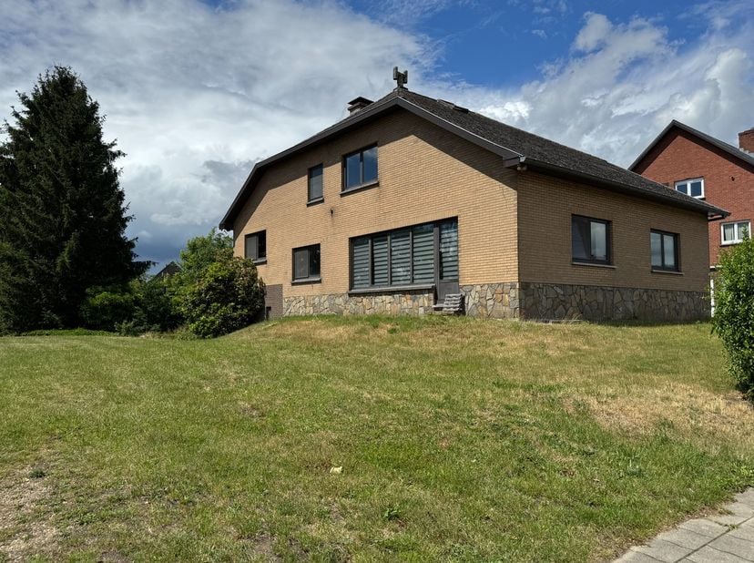 Vrijstaande woning op&amp;nbsp;toplocatie in Hasselt&amp;nbsp;– ideaal voor een gezin op zoek naar ruimte!<br />
Adres: Hasselt, Paalsteenstraat 82.<br />
<br