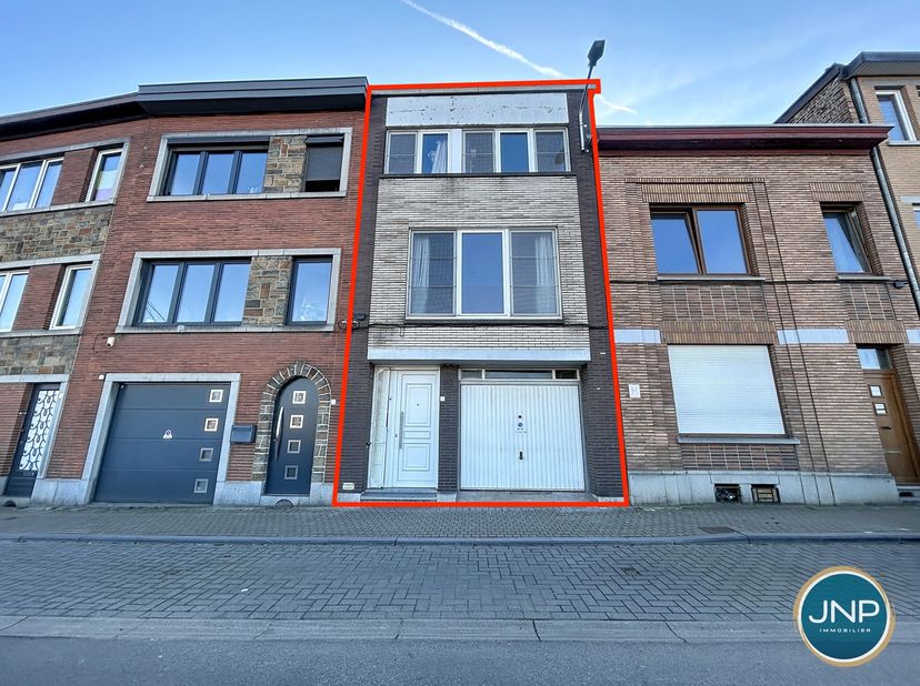 JNP Immobilier a le plaisir de vous présenter cette belle maison, de 156 m2 selon PEB, face à la gare des Guillemins. A proximité immédiate de toutes