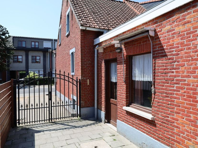 Goed gelegen te renoveren woning met 1 slaapkamer, grote garage en diepe tuin.<br />
<br />
Richtprijs: 199.000 euro<br />
<br />
We betreden de w