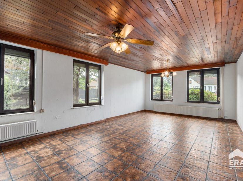 [[ DIT PAND NEEMT DEEL AAN DE ERA OPEN HUIZEN DAG OP 19/9 VAN 13:00 TOT 14:00 ]] Deze vrijstaande woning ligt op een rustige locatie in een woonkern v