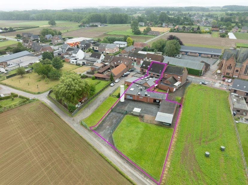 Ben je op zoek naar een woning die verrast door haar ruimte en centrale ligging? Dit instapklare pand in het bruisende hart van Opwijk biedt het perfe