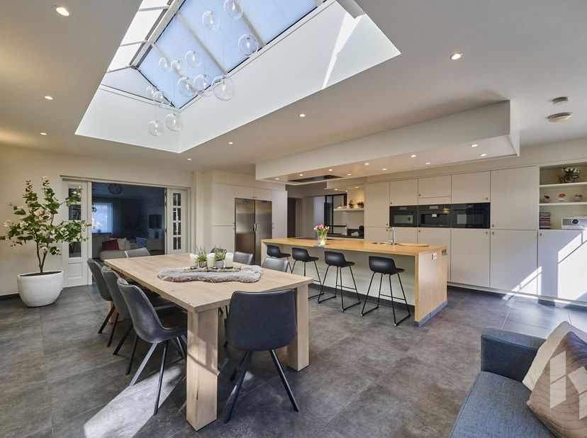 Zeer mooie, landelijk ingerichte woning (290m²) gelegen op een perceel van 1103m² in een rustige omgeving! <br />
Via de inkomhal, voorzien van een ga