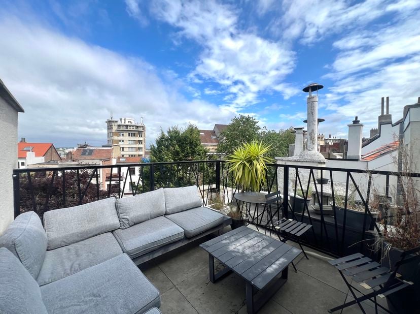FOREST - A deux pas du Parc Duden, lumineux DUPLEX (2ch/1sdb) de ± 107m² situé au 2ème et 3ème étage d'une superbe maison sans ascenseur. Il se compos
