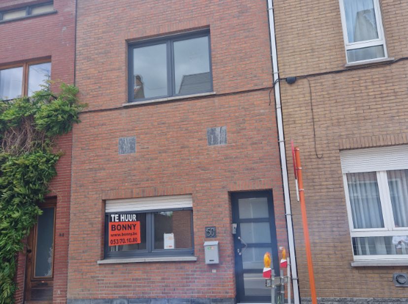Stadsrand, volledig vernieuwde en instapklare rijwoning met koer/tuin. Hal, ruime living, grote ingerichte keuken, toilet en wasgelegenheid.<br />
1e