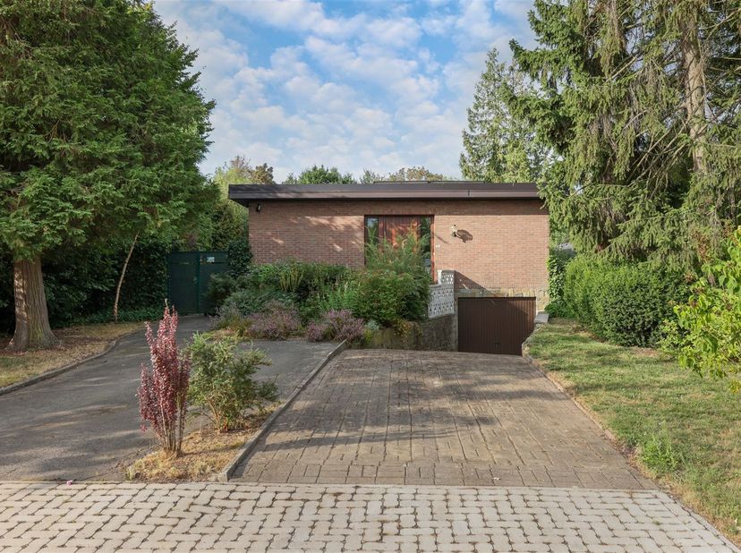 Gelijkvloerse open bebouwing met 3 slaapkamers in groene en residentiële woonomgeving<br />
<br />
Omgeving:<br />
+ Gelegen in een zeer rustige en
