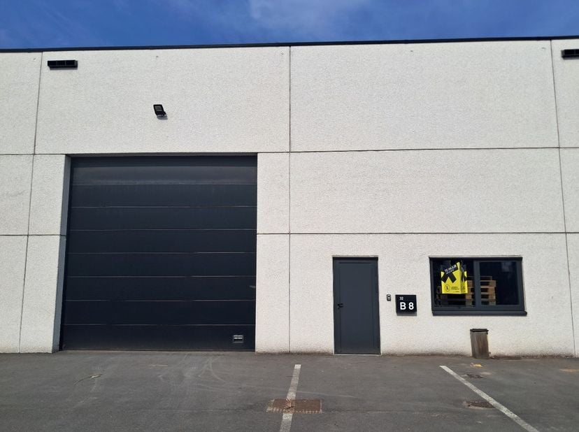 In het bedrijvenpark " De Krommewege" vinden we deze ruime (200m²) loods.<br />
Ze is voorzien van een elektrische poort, er is elektriciteit en water