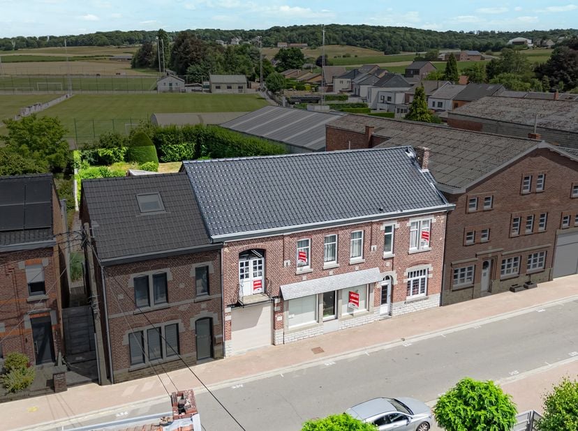 Idéalement située dans le village calme de Warsage, cette maison exceptionnelle séduit par sa grande superficie et ses nombreuses possibilités d'aména