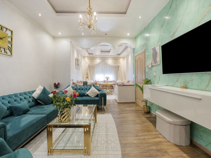 Ontdek deze instapklare woning in Mechelen met een praktische indeling en aangename lichtinval. De woning beschikt over een ruime en gezellige woonrui