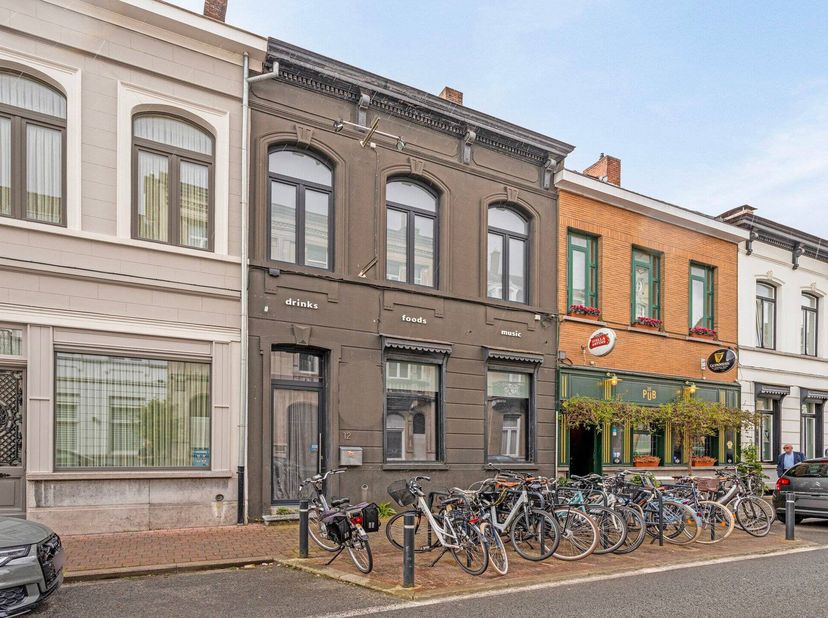 Charmante eigendom met mooie authentieke elementen en met verschillende mogelijkheden in de Sint-Alfonsusstraat te Roeselare.<br />
Gelegen in aantrek