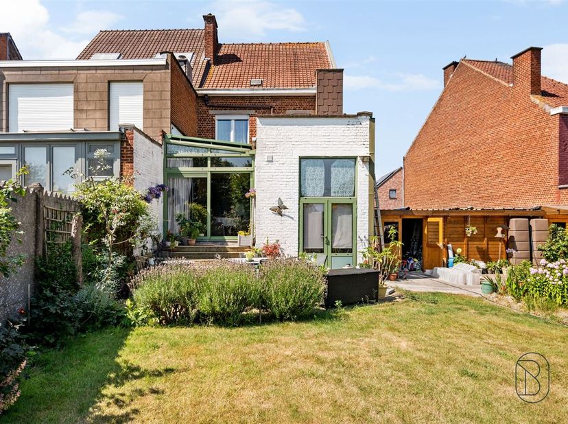 Maison familiale prête à emménager avec 3 chambres, 2 garages et un grand jardin !<br />
Cette maison familiale bien entretenue est située sur un terr