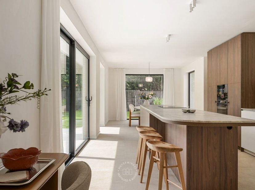 In de gegeerde Maaltemeers in Zwijnaarde verrijst deze hedendaagse nieuwbouwvilla op een mooi perceel van 1.661 m². De ligging combineert een aangenam