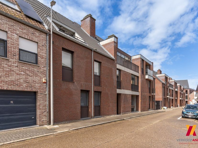 Dit instapklaar gelijkvloers appartement in de Poststraat 18/2 te Diepenbeek biedt een comfortabele indeling, veel lichtinval en een praktische buiten