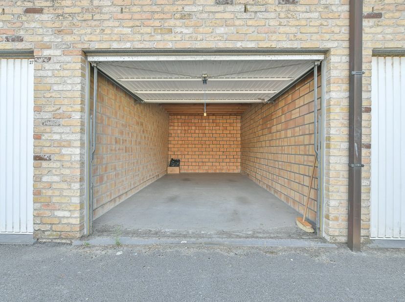 In het centrum van De Haan bevindt zich deze ruime garagebox.<br />
<br />
Het garagecomplex beschikt over een vlotte in- en uitrit, wat zorgt voor ee