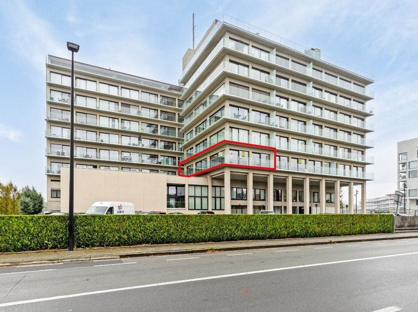 Dans la Holstraat, à distance de marche du centre de Waregem, se trouve cet appartement exclusif avec une vue unique sur le château de Potegem. Cet em