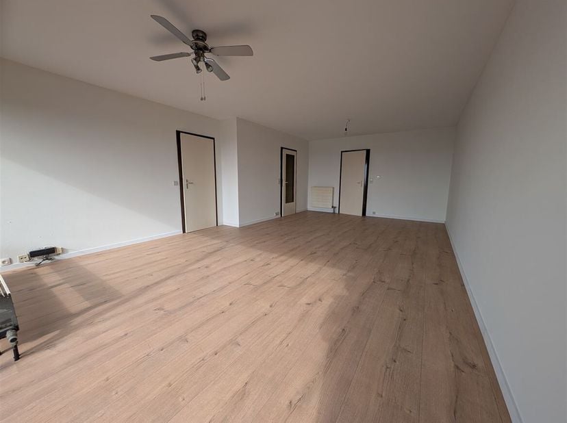 PRACHTIG APPARTEMENT MET 2 SLAAPKAMERS EN TERRAS!<br />
Indeling: Inkomhal, leef- en eetruimte, keuken, 2 slaapkamers, badkamer, terras, apart toilet