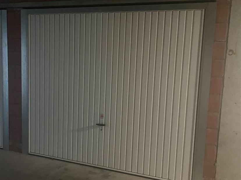 Garage fermé et bien entretenu, équipé d'une prise électrique et d'un éclairage.<br />
Accès par une porte de garage centrale. <br />
Le garage est