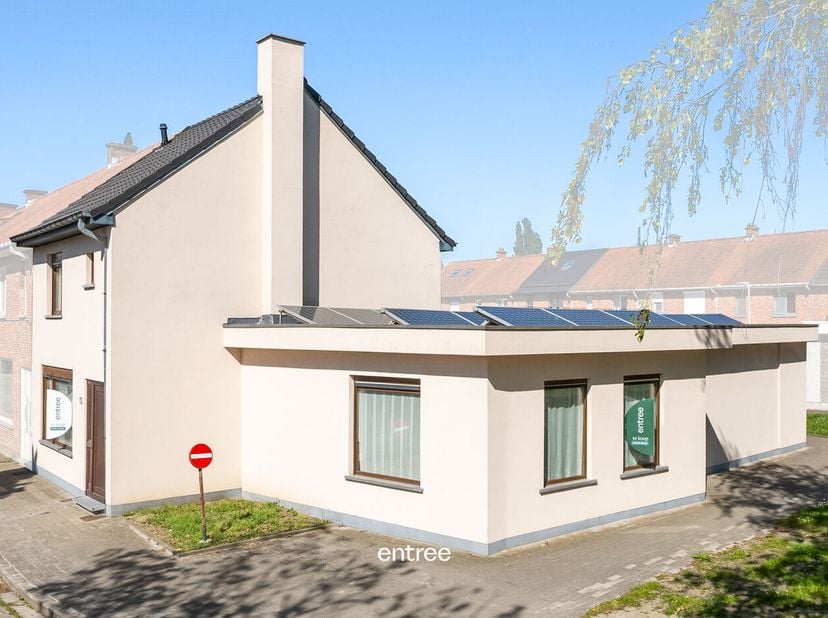 <br />
<br />
<br />
Deze charmante woning, gelegen in het rustige Sint-Gillis-bij-Dendermonde, biedt een ideale combinatie van comfort en ruimte. Het