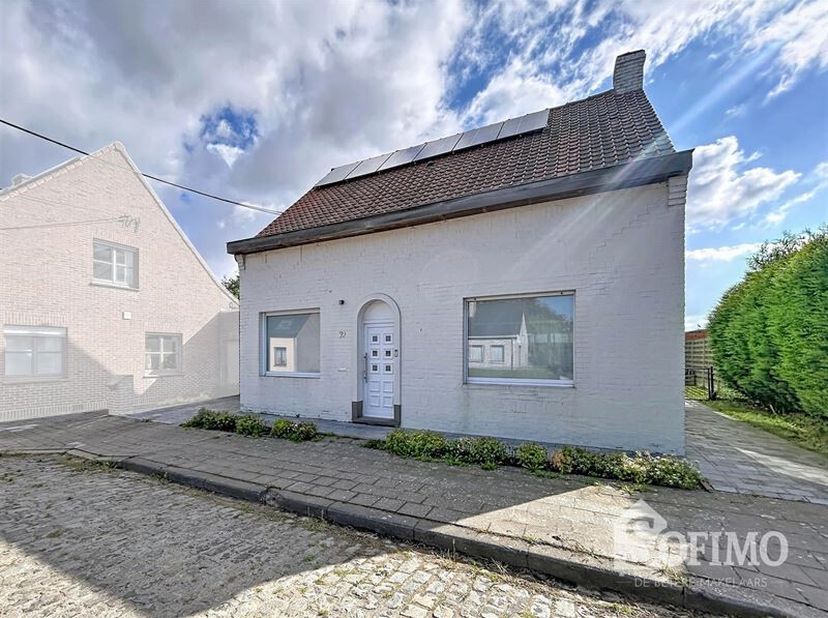 Gezellige woning met drie slaapkamers, tuin en carport in Zonnebeke.<br />
De woning werd gerenoveerd in 2016 en is praktisch ingedeeld als volgt:<br