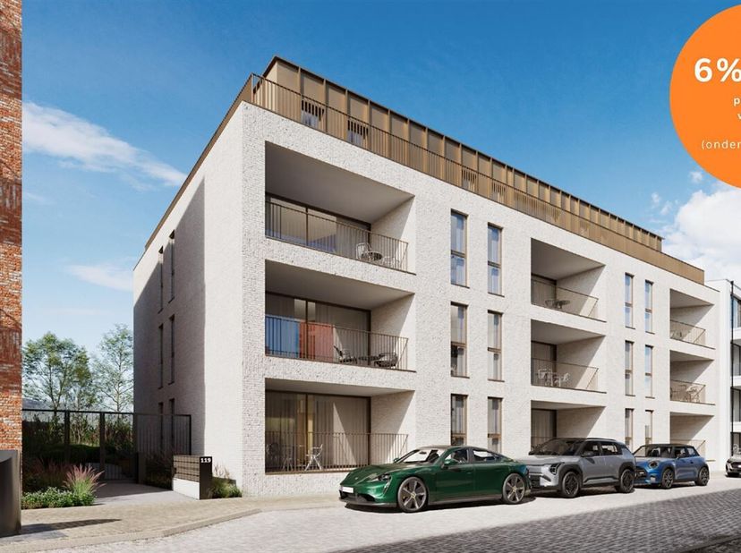 Cet élégant appartement au premier étage comprend un espace de vie spacieux avec une cuisine ouverte, deux chambres, une salle de bains, des toilettes
